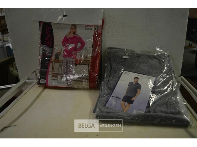 2x pyjama man (m), 1x pyjama vrouw (l) - afbeelding 1 van  1