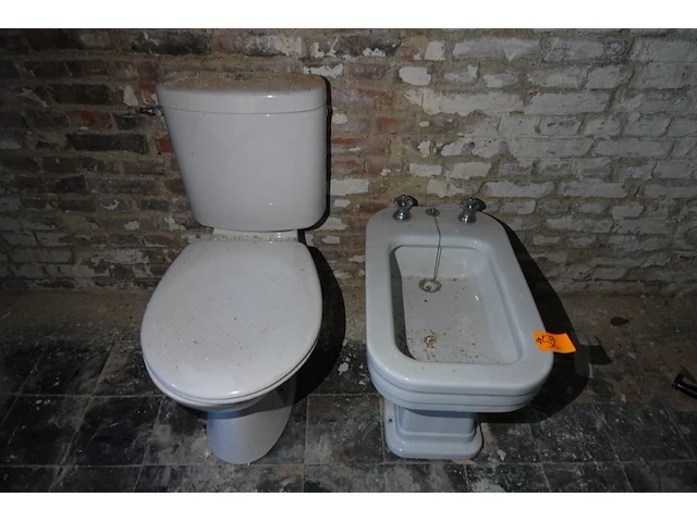 2x sanitair - afbeelding 1 van  4