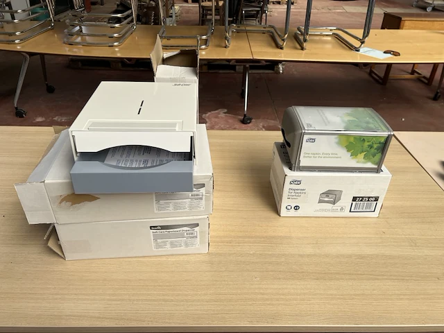 2x servetdespenser en 3xpapierdespenser - afbeelding 1 van  4