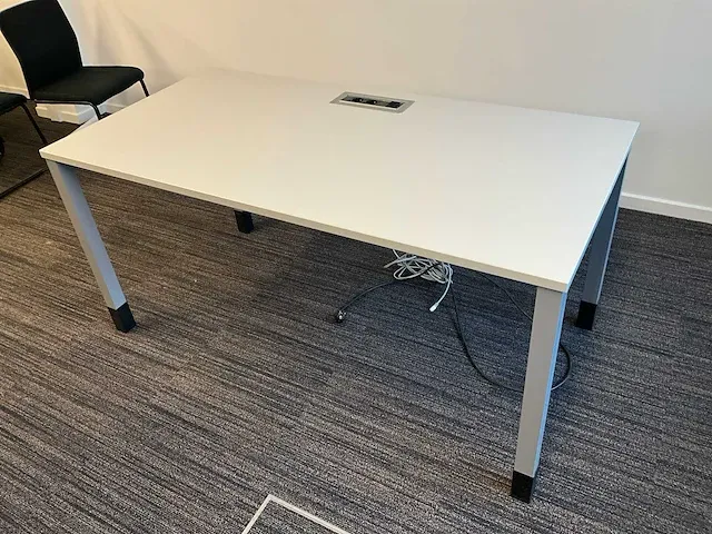 2x tafel werndl met kabeldoorvoer - afbeelding 1 van  6