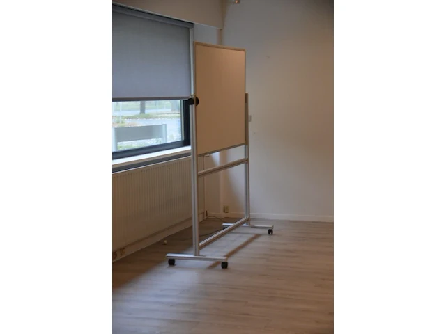 2x tafel + whiteboard - afbeelding 1 van  3