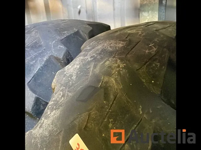 2x traktorband pirelli 280/85r28 op velg 8 gaats - afbeelding 1 van  4