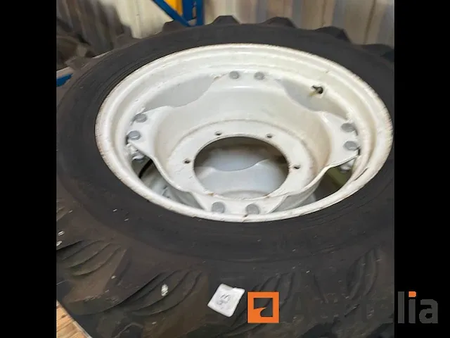 2x traktorband taurus 11.2-24 + velg 6 gaats - afbeelding 1 van  6