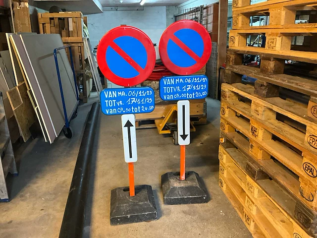 2x verkeersbord parkeerverbod met voet - afbeelding 1 van  3