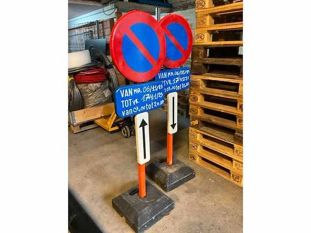 2x verkeersbord parkeerverbod met voet - afbeelding 2 van  3