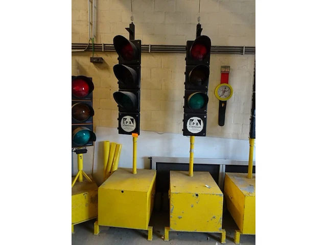 2x verrijdbaar verkeerslicht p. berghaus - afbeelding 1 van  1