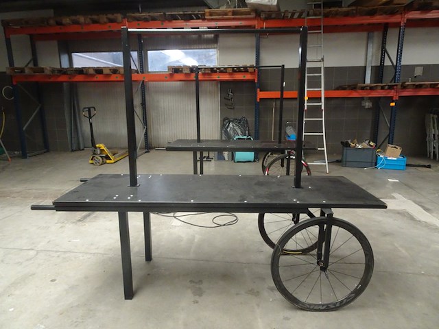 2x verrijdbare houten presentatietafel - afbeelding 1 van  3