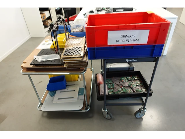 2x verrijdbare kar + inhoud - afbeelding 1 van  7