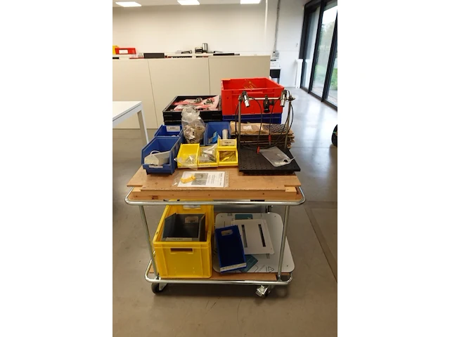 2x verrijdbare kar + inhoud - afbeelding 2 van  7