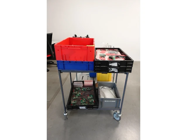 2x verrijdbare kar + inhoud - afbeelding 3 van  7