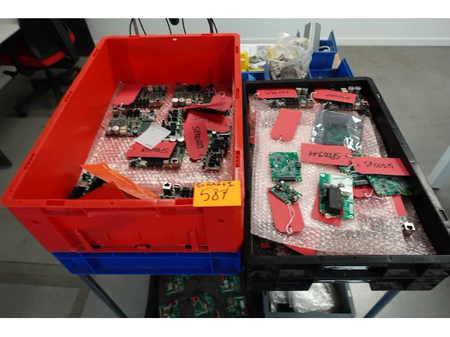 2x verrijdbare kar + inhoud - afbeelding 5 van  7