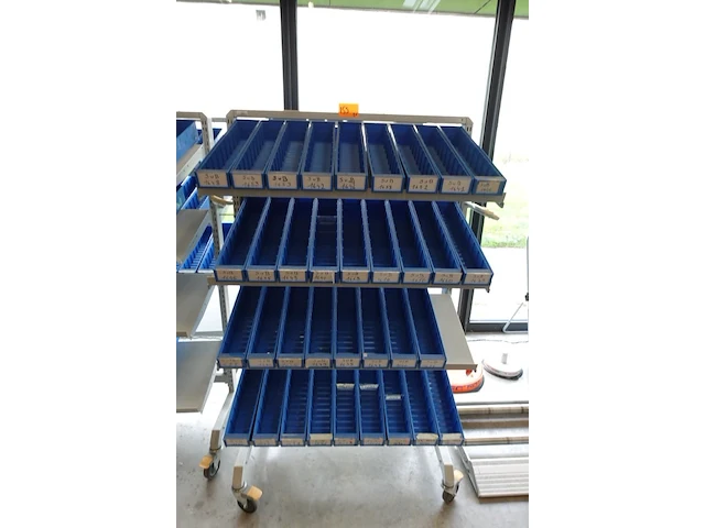 2x verrijdbare metalen sorteerkarren - afbeelding 1 van  2