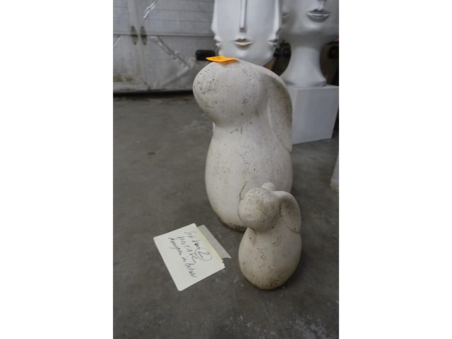 2x vintage betonnen konijnen - afbeelding 2 van  3