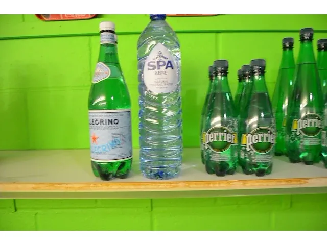 2x6 fl. cristaline 1,5l, 1x24fl. fuze tea lemon 20cl, 1x24 fl. fuze tea green 20cl, 2x24fl. fuze tea peach 20cl, 23 fl. minute maid tomaat 20cl, 5 fl. minute maid appel 20cl, 4 fl. contrex 1,5l - afbeelding 2 van  15