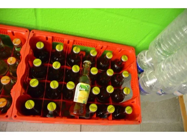 2x6 fl. cristaline 1,5l, 1x24fl. fuze tea lemon 20cl, 1x24 fl. fuze tea green 20cl, 2x24fl. fuze tea peach 20cl, 23 fl. minute maid tomaat 20cl, 5 fl. minute maid appel 20cl, 4 fl. contrex 1,5l - afbeelding 12 van  15