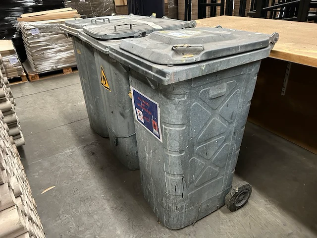 3 afvalcontainers - afbeelding 1 van  3