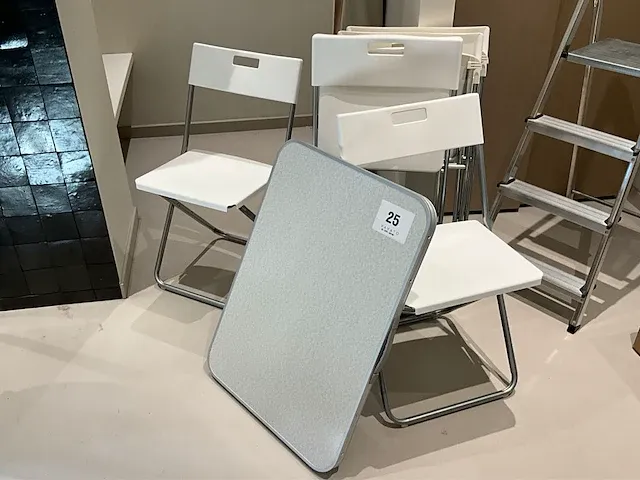 3 alu klaptafels en 5 klapstoelen - afbeelding 1 van  4