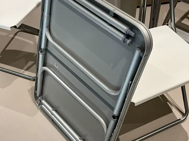 3 alu klaptafels en 5 klapstoelen - afbeelding 3 van  4