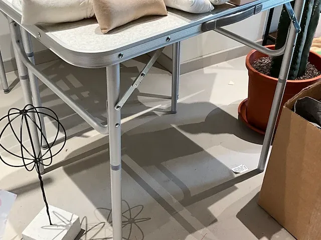 3 alu klaptafels en 5 klapstoelen - afbeelding 4 van  4