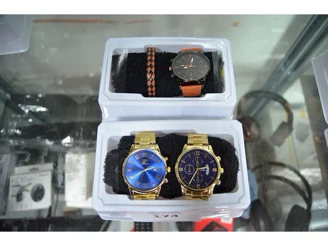 3 analoge polshorloges , 1 armband - afbeelding 1 van  5