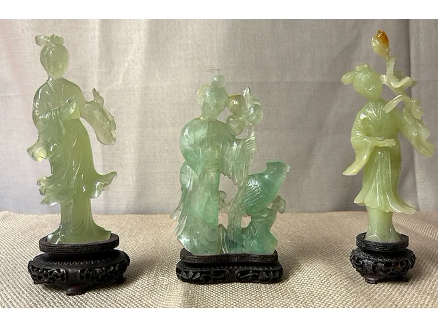 3 antieke oosterse beeldjes in jade snijwerk - afbeelding 1 van  9