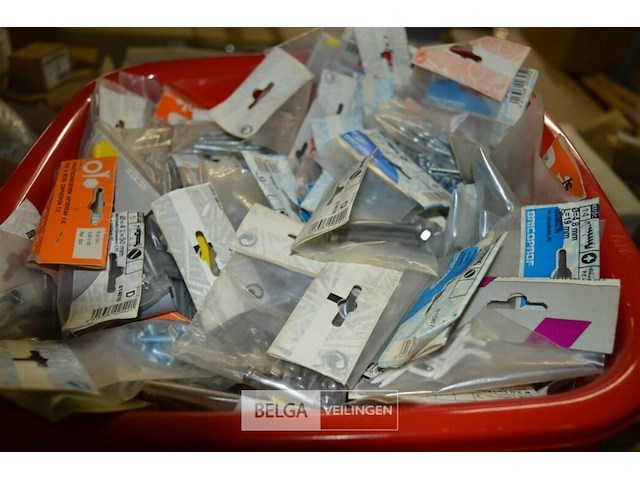 3 bakken met div bouten en moeren - afbeelding 2 van  5