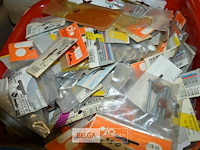 3 bakken met div bouten en moeren - afbeelding 3 van  5