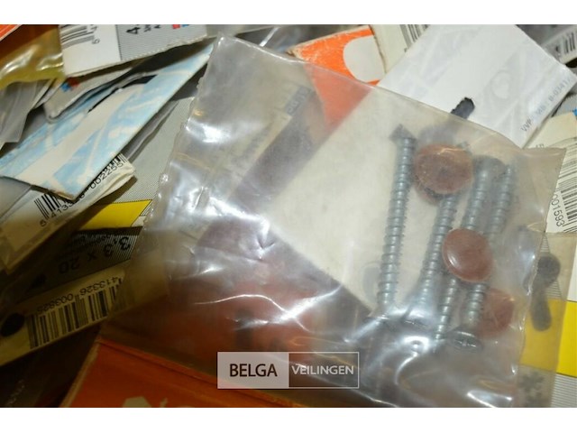3 bakken met div bouten en moeren - afbeelding 4 van  5