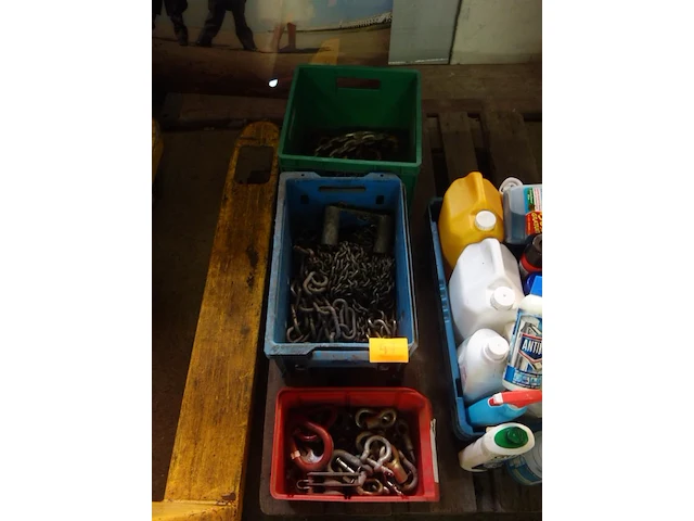 3 bakken met kettingen en accessoires - afbeelding 1 van  4