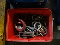 3 bakken met kettingen en accessoires - afbeelding 2 van  4