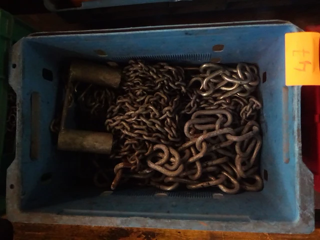 3 bakken met kettingen en accessoires - afbeelding 3 van  4