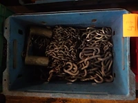 3 bakken met kettingen en accessoires - afbeelding 3 van  4