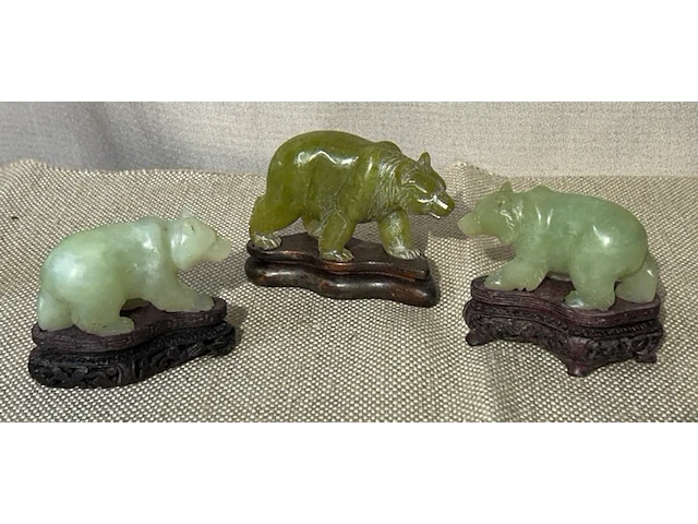3 beeldjes van beren in jade snijwerk - afbeelding 1 van  9