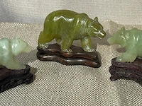 3 beeldjes van beren in jade snijwerk