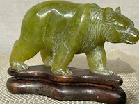 3 beeldjes van beren in jade snijwerk - afbeelding 2 van  9