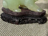 3 beeldjes van beren in jade snijwerk - afbeelding 5 van  9