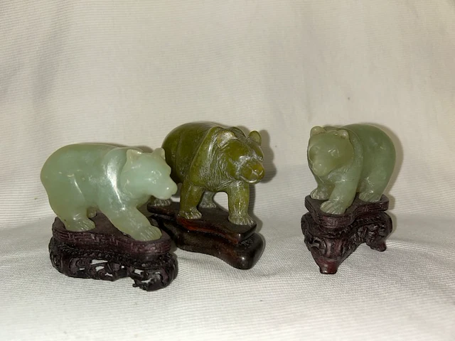 3 beeldjes van beren in jadesnijwerk - afbeelding 1 van  4