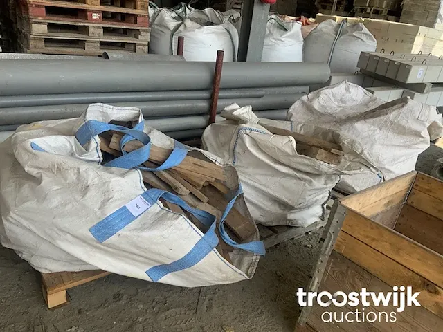 3 big bags met houtresten - afbeelding 1 van  4