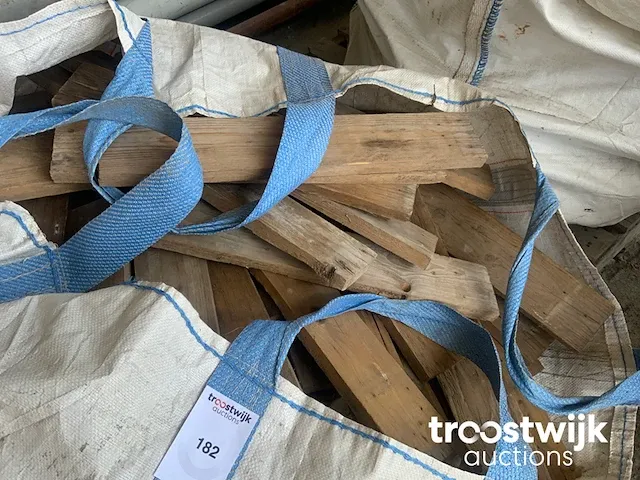 3 big bags met houtresten - afbeelding 2 van  4