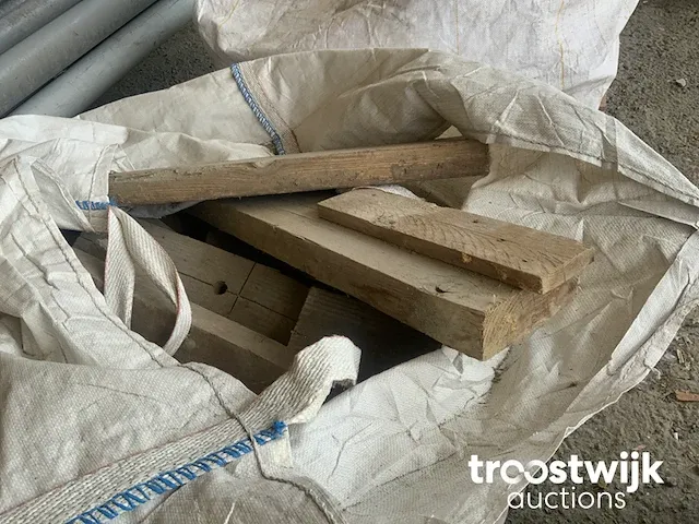 3 big bags met houtresten - afbeelding 3 van  4