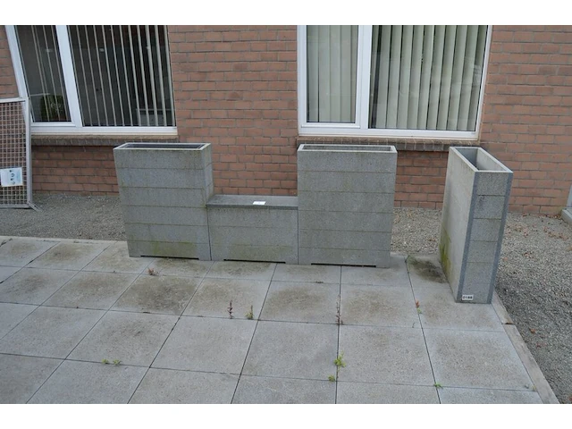 3 bloembakken in graniet, grijs, afm. 90x70x23, bankje in graniet, grijs, afm. 48x70x23 - afbeelding 1 van  6