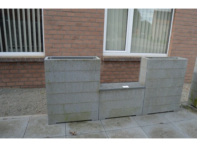 3 bloembakken in graniet, grijs, afm. 90x70x23, bankje in graniet, grijs, afm. 48x70x23 - afbeelding 4 van  6