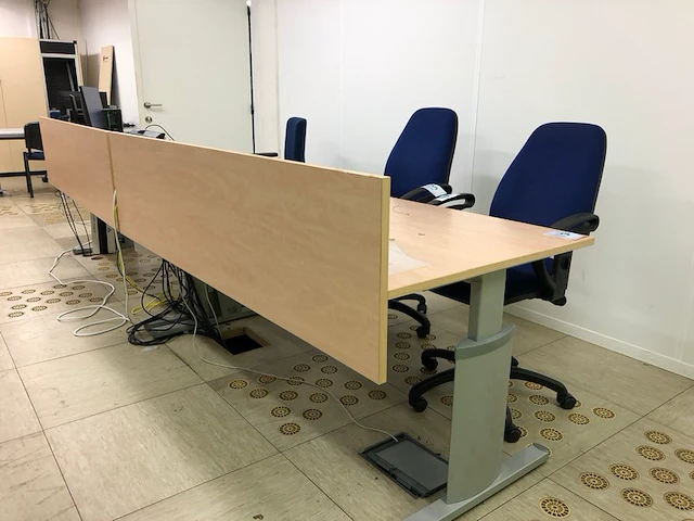 3 bureaus, 3 bureaustoelen - afbeelding 1 van  6