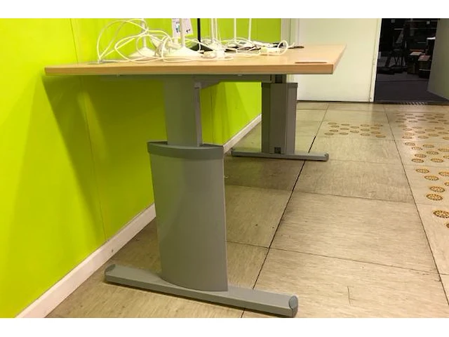 3 bureaus, 3 bureaustoelen - afbeelding 2 van  6