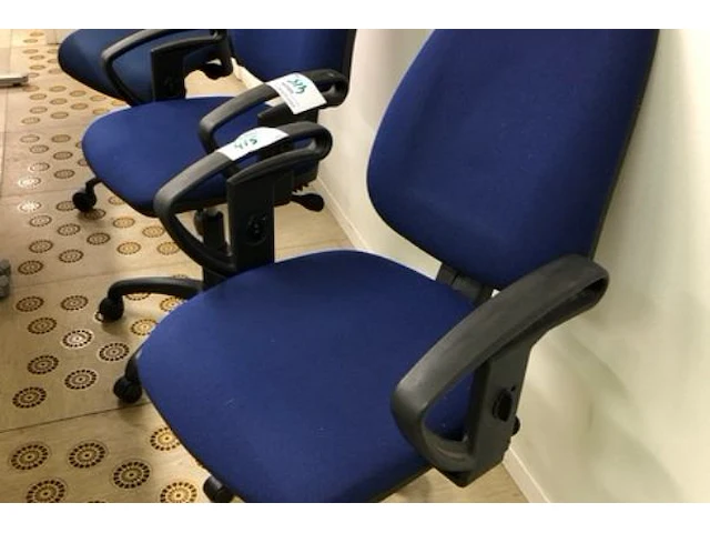 3 bureaus, 3 bureaustoelen - afbeelding 4 van  6