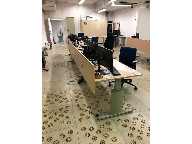 3 bureaus, 3 bureaustoelen - afbeelding 1 van  5