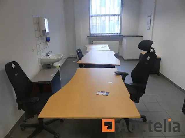 3 bureautafels met stoel en ladeblok - afbeelding 3 van  19