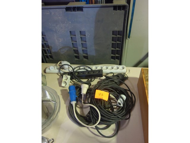3 contactdozen en 3 verlengkabels - afbeelding 1 van  1