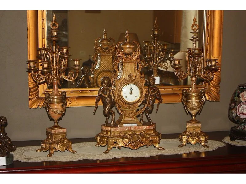 Inboedel meubilair en decoratieve vazen.