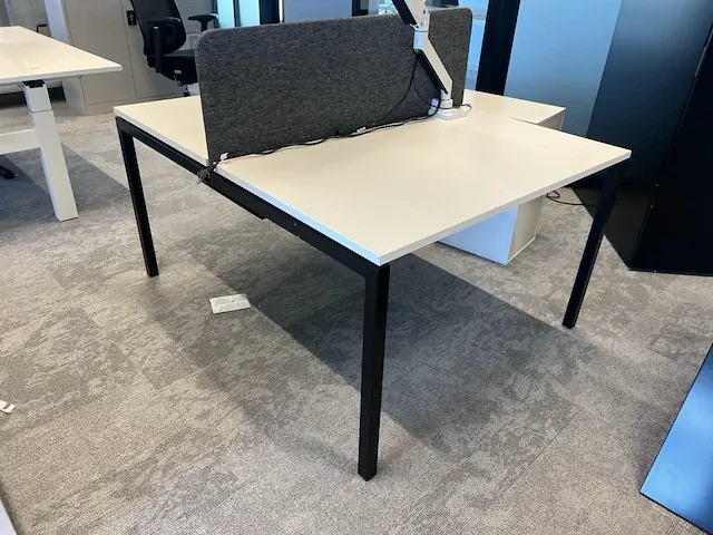 3 design werkstations voorzien van akoestische tussenwand - afbeelding 1 van  6